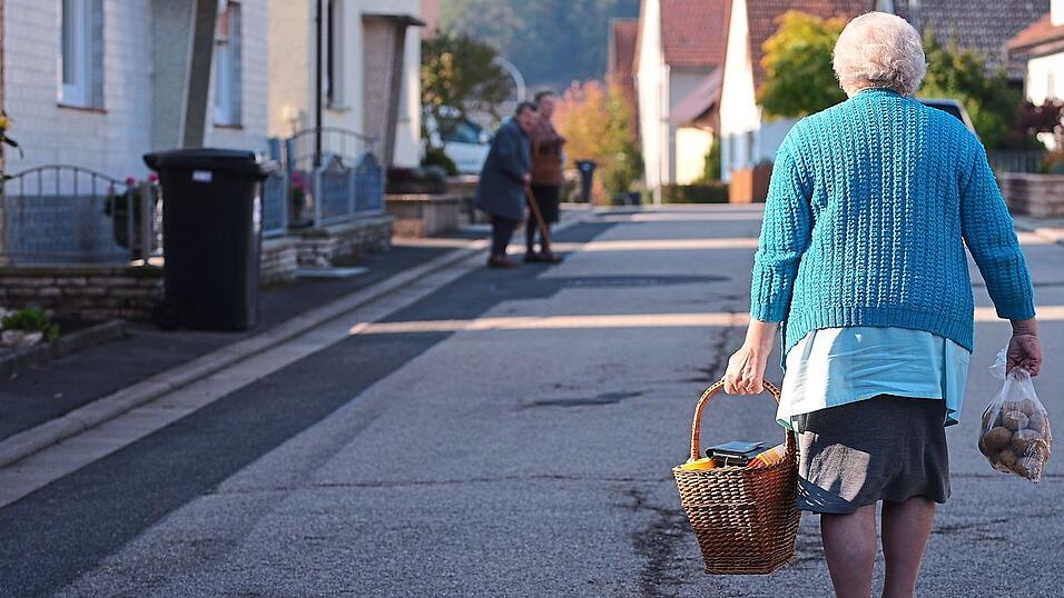 Eine ältere Dame trägt ihren Einkauf durchs Dorf. Bis 2039 könnte laut einer Prognose der Anteil der Bewohner im Landkreis Landshut, die über 60 Jahre alt sind, um 44,5 Prozent steigen.