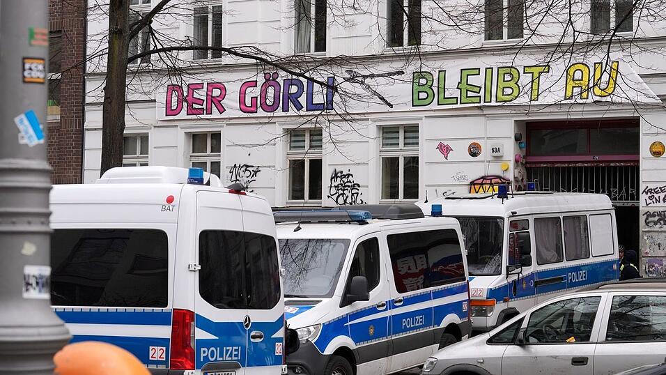 Nach dem Anschlag auf das Berliner Stromnetz im September 2025 ging die Polizei mit einer Razzia gegen vier Verd&auml;chtige aus der linksradikalen Szene vor.