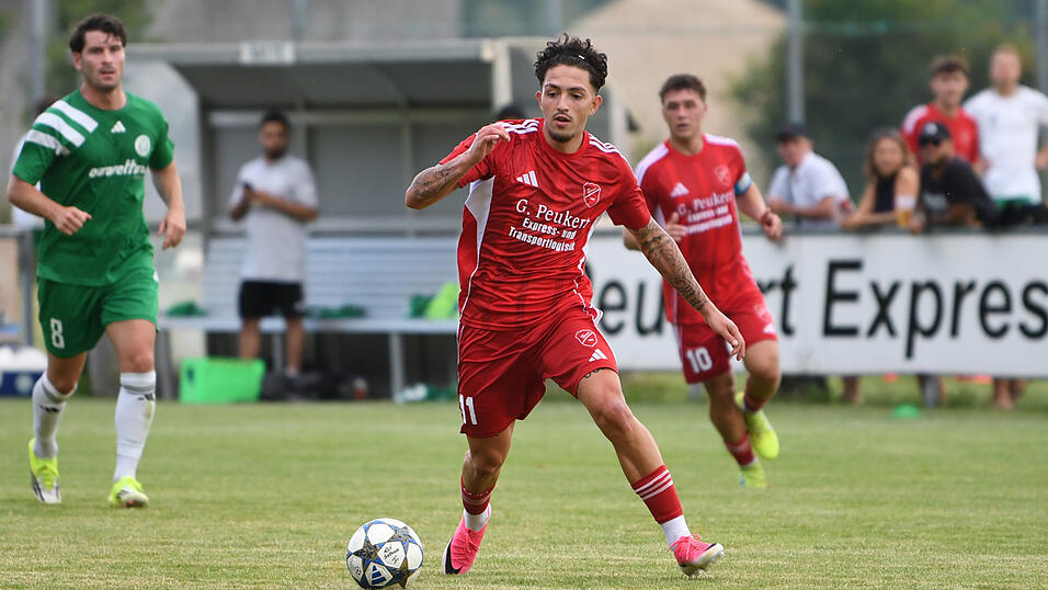 Neuzugang Michael Dietl (vorne) entschied das Pokalmacht mit dem Treffer zum 2:1 zugunsten des TSV Seebach und warf damit den Bayernligisten Fortuna Regensburg raus. Neuzugang Michael Dietl (vorne) entschied das Pokalmacht mit dem Treffer zum 2:1 zugunsten des TSV Seebach und warf damit den Bayernligisten Fortuna Regensburg raus.