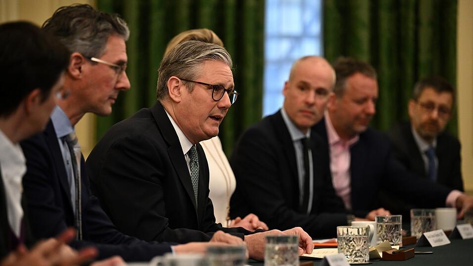 Der britische Premierminister Keir Starmer (M) leitet einen Runden Tisch mit führenden Vertretern der Wirtschaft, nachdem US-Präsident Trump einen Zoll von 10 Prozent auf US-Importe britischer Waren verhängt hat. Der britische Premierminister Keir Starmer (M) leitet einen Runden Tisch mit führenden Vertretern der Wirtschaft, nachdem US-Präsident Trump einen Zoll von 10 Prozent auf US-Importe britischer Waren verhängt hat.