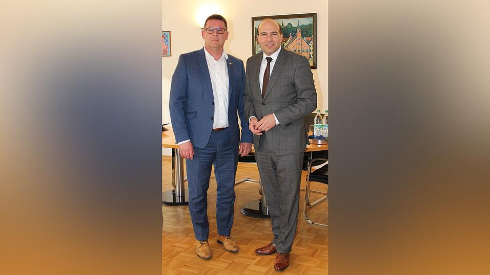 Der Bundestagsabgeordnete Florian Oßner (rechts) und Mainburgs Bürgermeister Helmut Fichtner im Austausch.