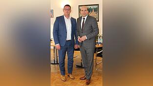 Der Bundestagsabgeordnete Florian Oßner (rechts) und Mainburgs Bürgermeister Helmut Fichtner im Austausch.