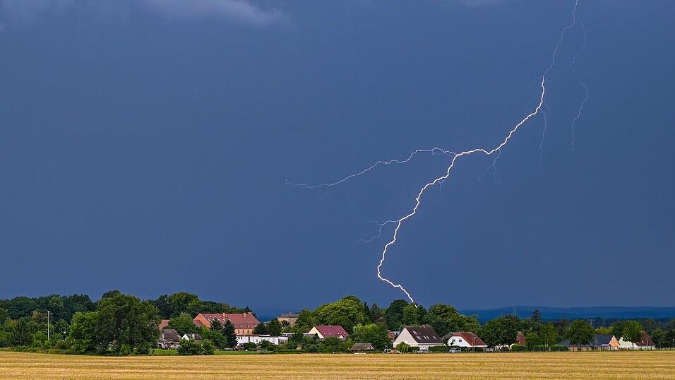 In diesem Sommer sind bislang weniger Blitze bei Gewittern erfasst worden. (Archivbild) In diesem Sommer sind bislang weniger Blitze bei Gewittern erfasst worden. (Archivbild)