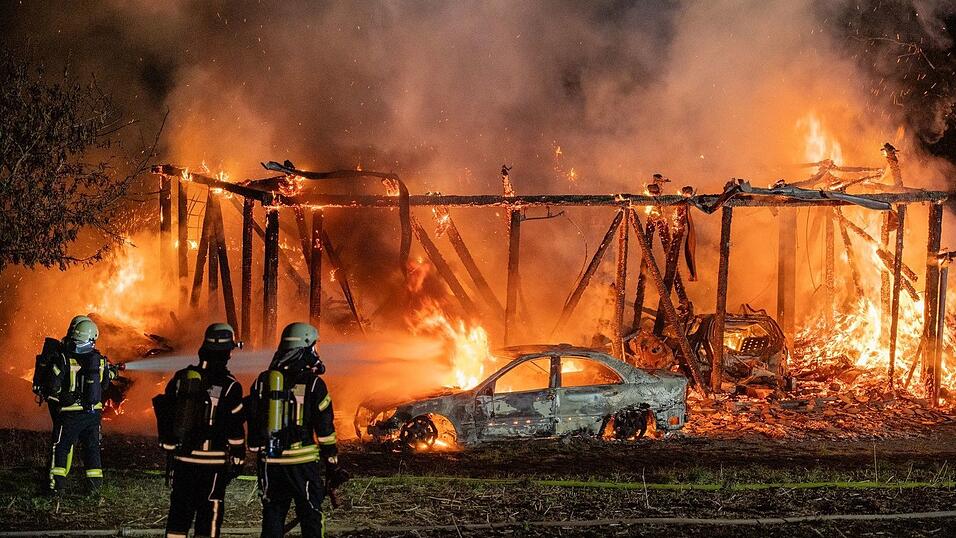 Die Scheune brannte bis auf die Grundmauern nieder.