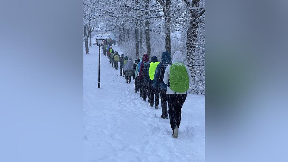 Los geht es als Gruppe durch den Kurpark.
