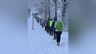 Los geht es als Gruppe durch den Kurpark.