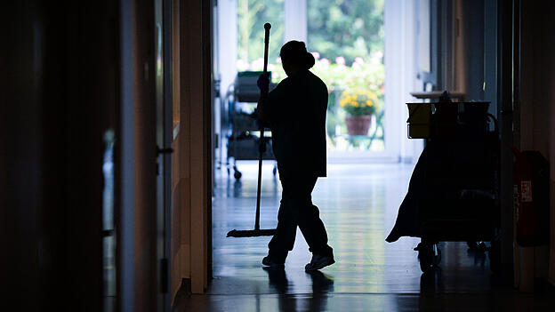 Reinigungskr&auml;fte in Krankenh&auml;usern sind oft aus Kostengr&uuml;nden bei so genannten Servicegesellschaften angestellt.