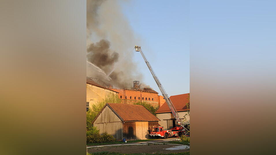 Großbrand einer ehemaliegen Ziegelei in Straubing. (Foto: Ulli Scharrer) Großbrand einer ehemaliegen Ziegelei in Straubing. (Foto: Ulli Scharrer)
