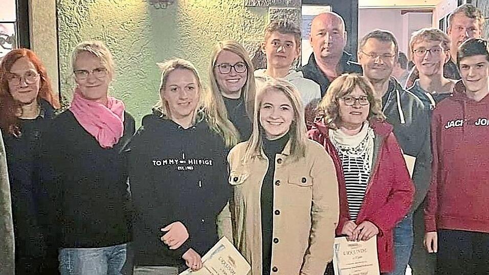 Sie wurden f&uuml;r ihre Treue zum Spielmannszug geehrt. Brigitte St&ouml;ckerl und Anneliese Albrecht (Zweite und Dritte von links) geh&ouml;ren seit 40 Jahren dem 'Grenzf&auml;hnlein' an.