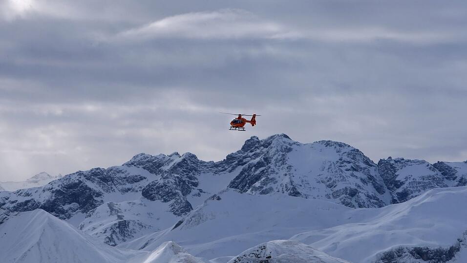 Ein Rettungshubschrauber hat in Tirol zwei Bergsteiger aus Unterfranken von einem Berg geholt. (Symbolbild)