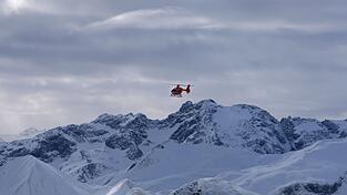 Ein Rettungshubschrauber hat in Tirol zwei Bergsteiger aus Unterfranken von einem Berg geholt. (Symbolbild)