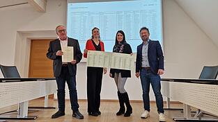 Sie pr&auml;sentieren die Muster der amtlichen Stimmzettel und die Online-Probestimmzettel (im Hintergrund): B&uuml;rgerb&uuml;ro-Leiter Hans Herrmann (v.l.), Wahlsachbearbeiterin Ramona Laubmeier, stellv. Wahlleiterin Tanja Ringlstetter und Wahlleiter Alexander Oswald.