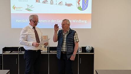 B&uuml;rgermeister Helmut Haimerl nimmt dem neuen Gemeinderat Norbert Frankl (rechts) die Eidesleistung gem&auml;&szlig; Gemeindeordnung ab - auch wenn es die letzte Sitzung der Wahlperiode war.