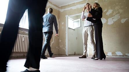 Bei Besichtigungen hätten Interessenten manchmal nur knapp zehn Minuten, um sich eine Wohnung anzusehen, erzählt ein Landshuter Makler. Er müsse die Leute schnell durchschleusen, denn der Andrang sei einfach zu groß. Bei Besichtigungen hätten Interessenten manchmal nur knapp zehn Minuten, um sich eine Wohnung anzusehen, erzählt ein Landshuter Makler. Er müsse die Leute schnell durchschleusen, denn der Andrang sei einfach zu groß.