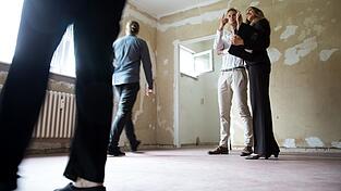 Bei Besichtigungen hätten Interessenten manchmal nur knapp zehn Minuten, um sich eine Wohnung anzusehen, erzählt ein Landshuter Makler. Er müsse die Leute schnell durchschleusen, denn der Andrang sei einfach zu groß. Bei Besichtigungen hätten Interessenten manchmal nur knapp zehn Minuten, um sich eine Wohnung anzusehen, erzählt ein Landshuter Makler. Er müsse die Leute schnell durchschleusen, denn der Andrang sei einfach zu groß.