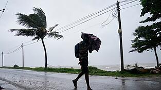 Stürme und heftige Regenfälle haben große Teile der Insel in Südasien erfasst.