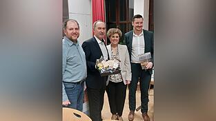 Franz Pillmeier (links), Inhaber der 100 Jahre alten Spanschachtelfabrik in Katzbach, liefert die Verpackung f&uuml;r das Pr&auml;sent von Christian Schindler (rechts) und Alexandra Riedl an Hubert Aiwanger.