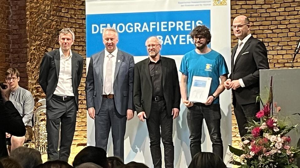 Die Preistr&auml;ger des Kollnburger Freibads Einweging mit dem bayerischen Finanz- und Heimatminister Albert F&uuml;racker (r.)