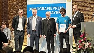 Die Preistr&auml;ger des Kollnburger Freibads Einweging mit dem bayerischen Finanz- und Heimatminister Albert F&uuml;racker (r.)