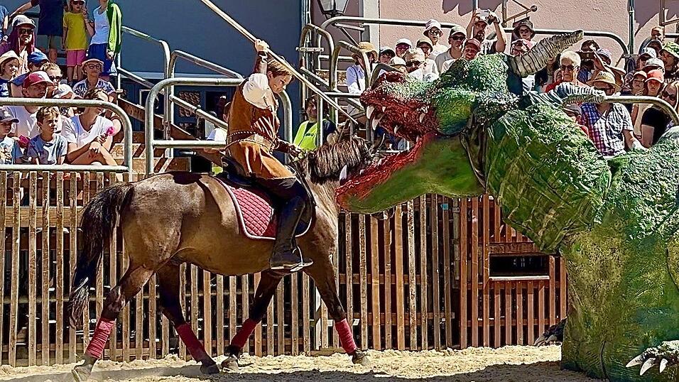 Zielgenau stieß Franz Josef seine Lanze in das Maul des Kinderdrachen Eddi, bevor er ihn mit Schwerthieben - und Stichen malträtierte. Zielgenau stieß Franz Josef seine Lanze in das Maul des Kinderdrachen Eddi, bevor er ihn mit Schwerthieben - und Stichen malträtierte.