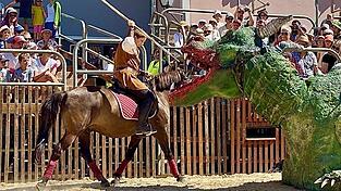 Zielgenau stieß Franz Josef seine Lanze in das Maul des Kinderdrachen Eddi, bevor er ihn mit Schwerthieben - und Stichen malträtierte. Zielgenau stieß Franz Josef seine Lanze in das Maul des Kinderdrachen Eddi, bevor er ihn mit Schwerthieben - und Stichen malträtierte.