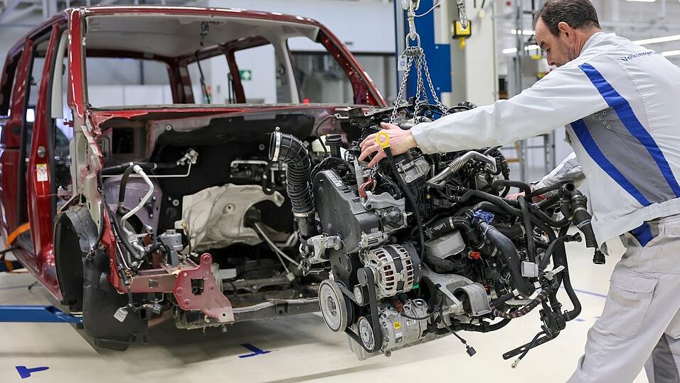 Demontage und Recycling von Altfahrzeugen wird als neues Standbein für das Zwickauer VW-Werk aufgebaut. Allerdings bietet dieser Bereich auf absehbare Zeit nur einem Bruchteil der bisherigen Beschäftigten Arbeit. (Archivbild) Demontage und Recycling von Altfahrzeugen wird als neues Standbein für das Zwickauer VW-Werk aufgebaut. Allerdings bietet dieser Bereich auf absehbare Zeit nur einem Bruchteil der bisherigen Beschäftigten Arbeit. (Archivbild)