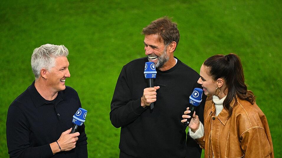 TV-Experte Bastian Schweinsteiger zusammen mit Bundestrainer Jürgen Klopp und ARD-Moderatorin Esther Sedlaczek vor dem Länderspiel gegen Griechenland. TV-Experte Bastian Schweinsteiger zusammen mit Bundestrainer Jürgen Klopp und ARD-Moderatorin Esther Sedlaczek vor dem Länderspiel gegen Griechenland.