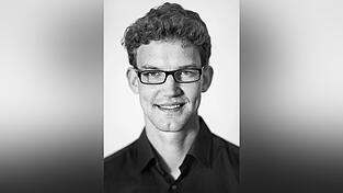 Songschreiber, Textdichter, Romanautor - all das ist Lukas Hainer.Foto: Franziska Nehmer/Piper Verlag, Foto T&uuml;re: ccvision.de