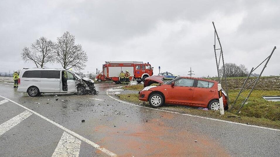 Eine Frau starb bei dem Unfall nahe Hauzenberg, bei dem zwei Autos ineinander krachten.