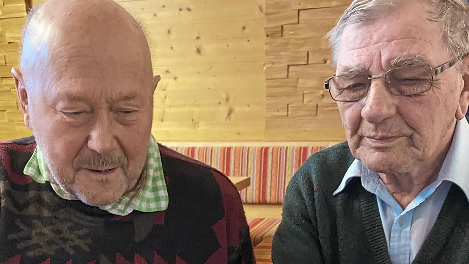 Max Lex (links) hat alte Rosenkränze mitgebracht, die Max Lankes begutachtet. Max Lex (links) hat alte Rosenkränze mitgebracht, die Max Lankes begutachtet.