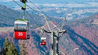 Gondeln der Kampenwandbahn fahren zur Berg- beziehungsweise Talstation. Das Landratsamt Rosenheim genehmigte die Pläne für die neue Seilbahn bereits 2017. Eine Online-Petition mit über 7 000 Unterstützern sorgte dann für Widerstand gegen das Projekt.