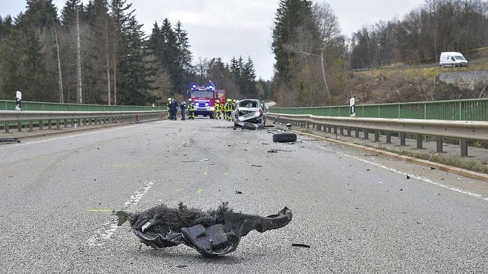 Bei einem Unfall auf der Staatsstraße 2622 in Hutthurm starb eine 59-jährige Frau, ein 55-Jähriger wurde schwer verletzt. Bei einem Unfall auf der Staatsstraße 2622 in Hutthurm starb eine 59-jährige Frau, ein 55-Jähriger wurde schwer verletzt.