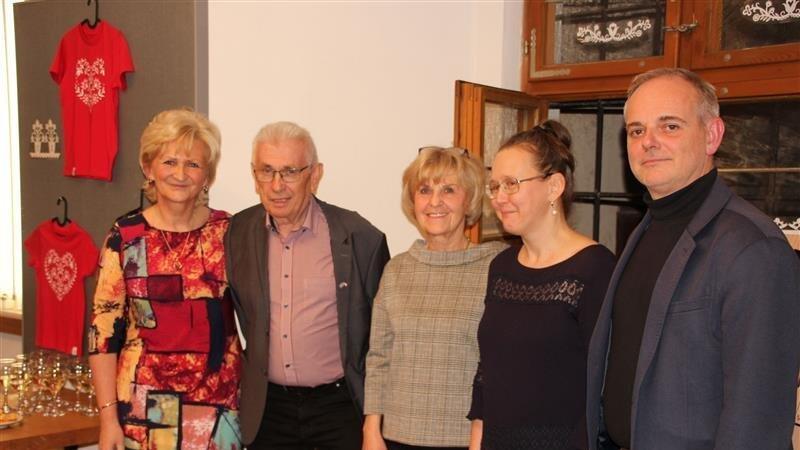 Bei der Vernissage (von links): Ludmila Brychov&aacute;, Karl Reitmeier, Isolde Herold, Edita Kočandrlov&aacute; und Kamil Jindřich.