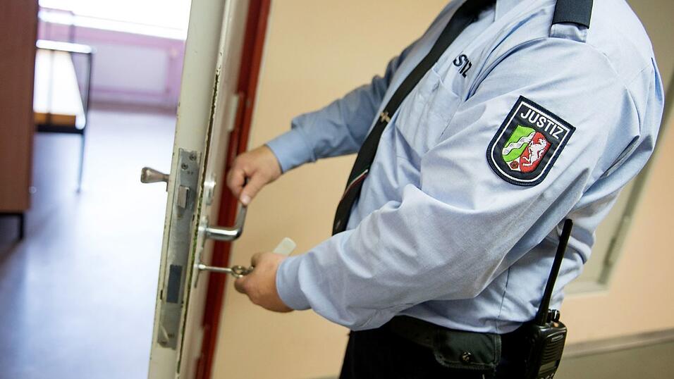 Zahlreiche Menschen sitzen ersatzweise ein, weil sie Geldstrafen wegen Schwarzfahrens nicht bezahlen konnten. (Symbolbild) Zahlreiche Menschen sitzen ersatzweise ein, weil sie Geldstrafen wegen Schwarzfahrens nicht bezahlen konnten. (Symbolbild)