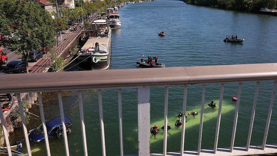 Bei dem Unfall nahe Paris ist ein Bus komplett in der Seine versunken.