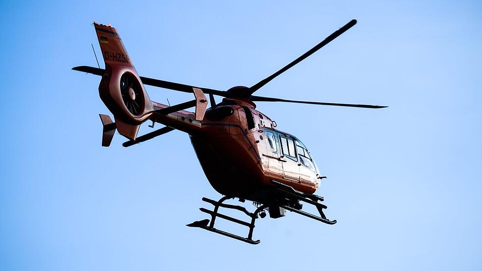 Der Motorradfahrer und seine Mitfahrerin wurden vom Motorrad geschleudert und schwer verletzt. (Symbolbild) Der Motorradfahrer und seine Mitfahrerin wurden vom Motorrad geschleudert und schwer verletzt. (Symbolbild)
