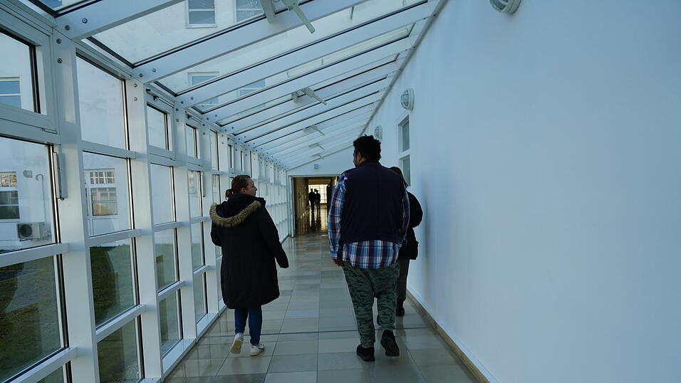 David F. und seine zwei Pflegerinnen auf dem Weg von der Station E2 zum begleiteten Freigang. David F. und seine zwei Pflegerinnen auf dem Weg von der Station E2 zum begleiteten Freigang.