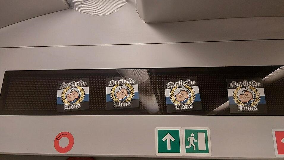 Anhänger des TSV 1860 München waren nach einer Auswärtsspiel-Niederlage in Regensburg wohl so frustriert, dass sie laut Polizei bei der Heimreise im Zug allerhand beschädigt haben. 