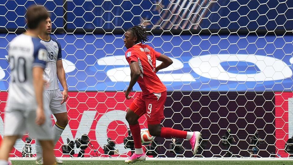 Manzambi erlöste die Schweiz mit dem 1:0 und traf dann auch noch zum 3:0. Manzambi erlöste die Schweiz mit dem 1:0 und traf dann auch noch zum 3:0.