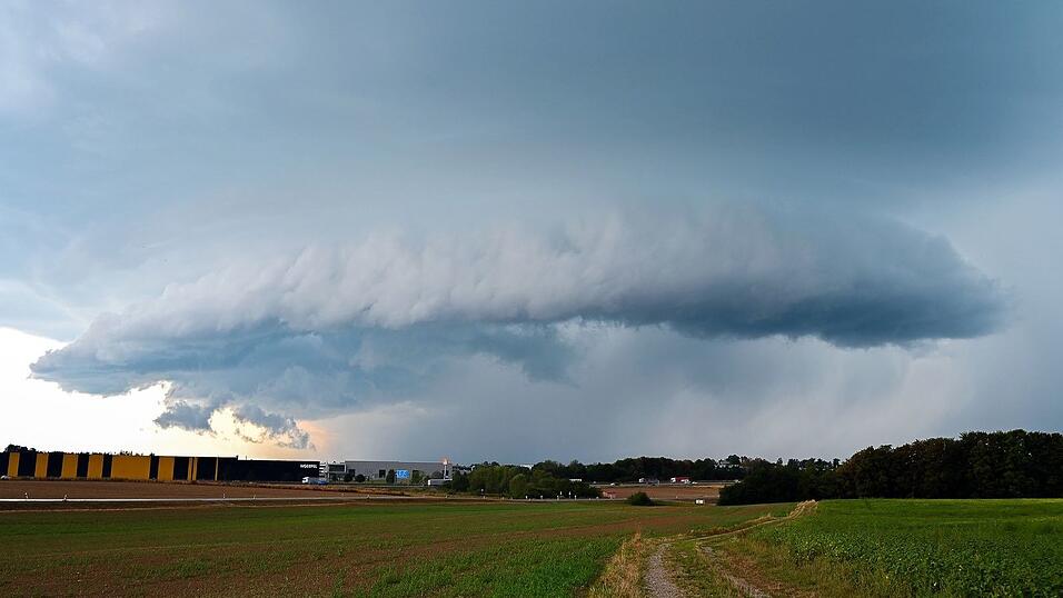 Gewitter und Regen erwartet der DWD für Freitag. Gewitter und Regen erwartet der DWD für Freitag.