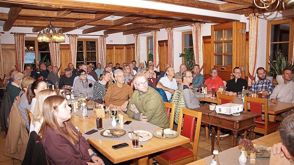Mit rund 60 Personen gut besucht war die Bürgerversammlung im Landgasthof Geser in Sarching. Mit rund 60 Personen gut besucht war die Bürgerversammlung im Landgasthof Geser in Sarching.