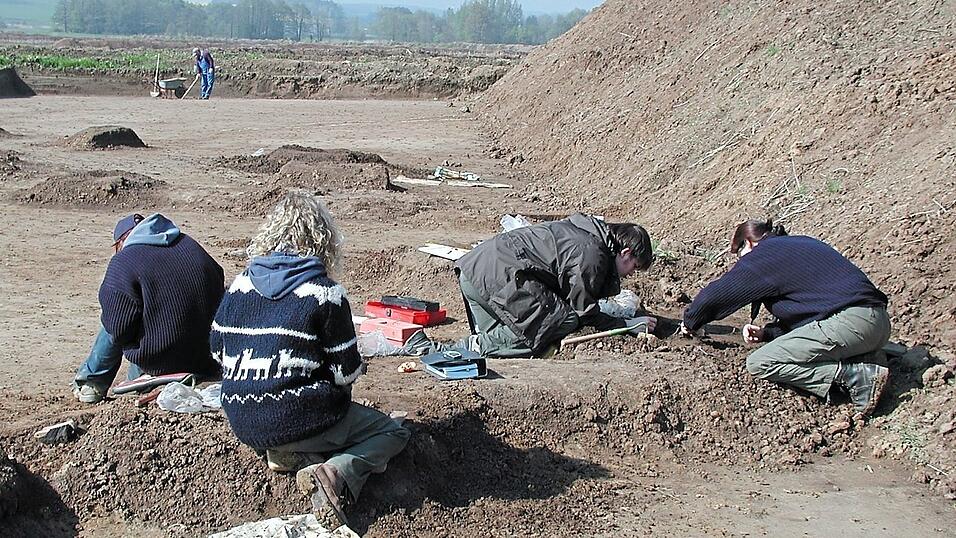 Auch Studierende der Uni Regensburg waren bei den Großgrabungen in Burgweinting im Einsatz. Eine von ihnen machte einen besonderen Fund: Sie fand eine äußerst seltene Bronzetasse in einem Urnengrab. Auch Studierende der Uni Regensburg waren bei den Großgrabungen in Burgweinting im Einsatz. Eine von ihnen machte einen besonderen Fund: Sie fand eine äußerst seltene Bronzetasse in einem Urnengrab.