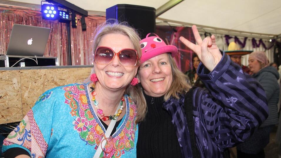 Viele Faschings-Fans haben sich am Samstag den Umzug in Langenbach angesehen. Viele Faschings-Fans haben sich am Samstag den Umzug in Langenbach angesehen.