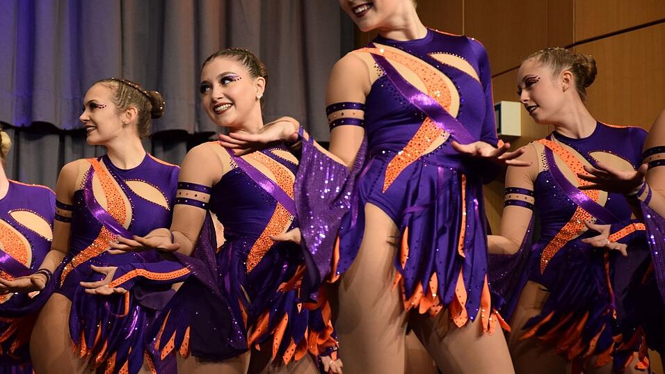 Die Tänzerinnen hatte Freude bei ihrem Auftritt. Die Tänzerinnen hatte Freude bei ihrem Auftritt.