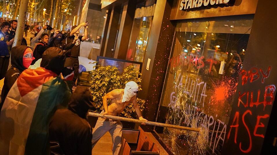 Demonstranten in Barcelona griffen Geschäfte und Restaurants an, denen sie eine Unterstützung Israels vorwerfen.