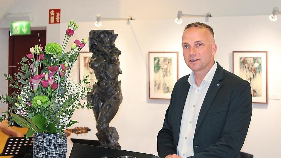 Dingolfings B&uuml;rgermeister Armin Grassinger ist &uuml;berraschend zur&uuml;ckgetreten. Politiker und Verb&auml;nde zeigen sich betroffen. (Archivfoto)