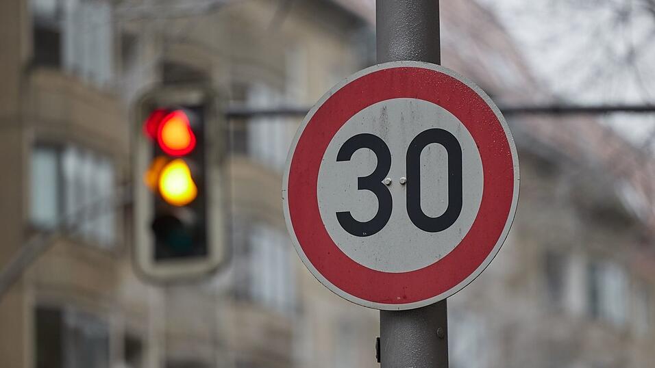 Eine neue Studie beleuchtet die Wirkung von Tempo-30-Zonen auf Straßen. (Symbolbild) Eine neue Studie beleuchtet die Wirkung von Tempo-30-Zonen auf Straßen. (Symbolbild)