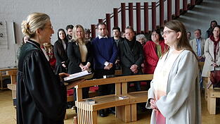 Dekanin Dr. Nina Lubomierski verabschiedete Diakonin Julia Rotter aus ihrem Amt in der Paulusgemeinde.