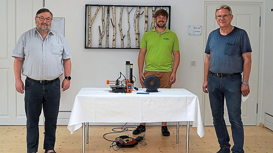 Freuen sich über die neue Errungenschaft: Alois Nock, Jürgen Riedl und Simon Frank, Ansprechpartner der Josef-Stanglmeier-Stiftung im Landkreis Cham (von links) Freuen sich über die neue Errungenschaft: Alois Nock, Jürgen Riedl und Simon Frank, Ansprechpartner der Josef-Stanglmeier-Stiftung im Landkreis Cham (von links)