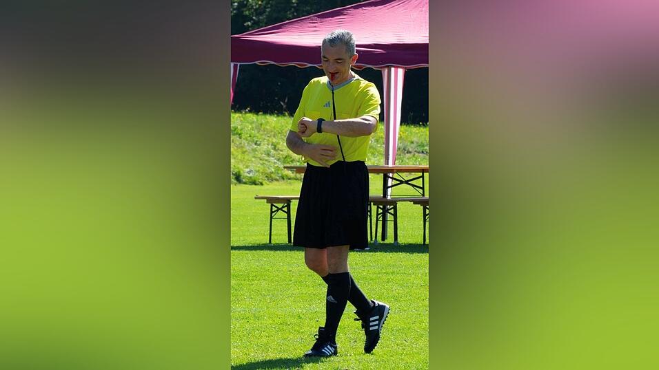 Landrat Ronny Raith beim letzten Schub-Inklusions-Cup. Auch beim Spiel der Patersdorfer gegen die Inklusionsmannschaft des TSV Metten wird er auf dem Platz stehen. Landrat Ronny Raith beim letzten Schub-Inklusions-Cup. Auch beim Spiel der Patersdorfer gegen die Inklusionsmannschaft des TSV Metten wird er auf dem Platz stehen.